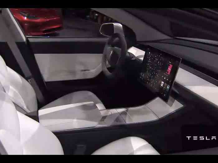 Новая Tesla Model 3, которая стоит 35 тыс. долларов