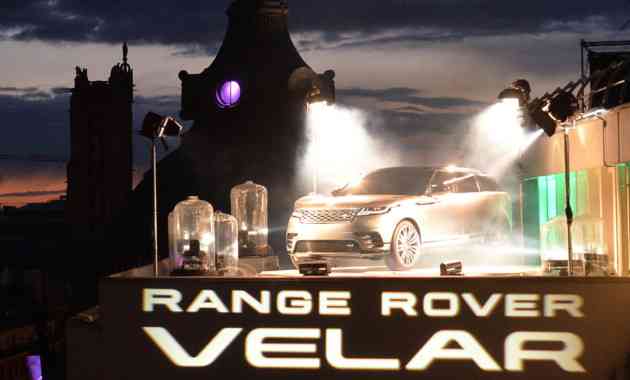 Land Rover провёл премьеру кроссовера RR Velar на крыше в центре Парижа Land Rover провёл премьеру кроссовера RR Velar на крыше в центре Парижа