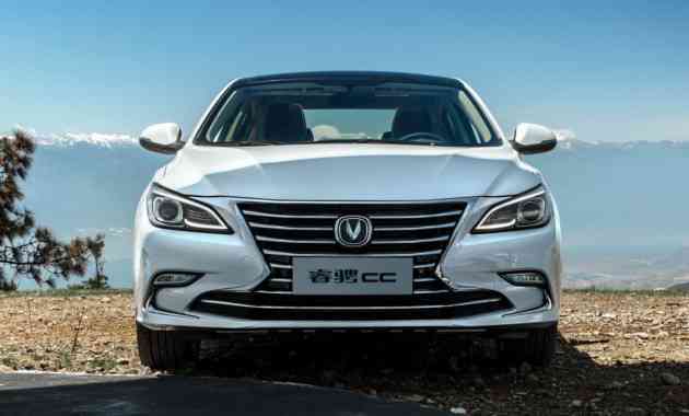 Появились фото интерьера нового седана Changan Появились фото интерьера нового седана Changan